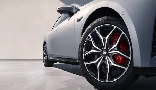 Detalle frontal del Dongfeng Eπ 007 EV