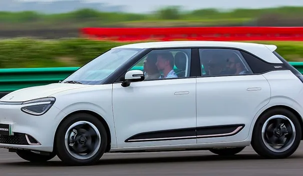 Dongfeng BOX 01 EV 430 color blanco