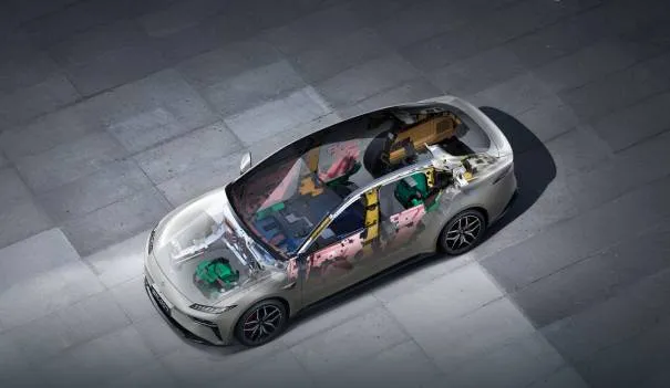 Cabina del Dongfeng Eπ 007 PHEV