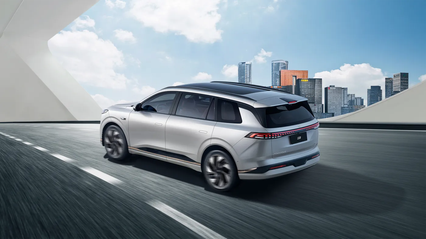 Dongfeng Eπ 008 PHEV vista exterior lateral