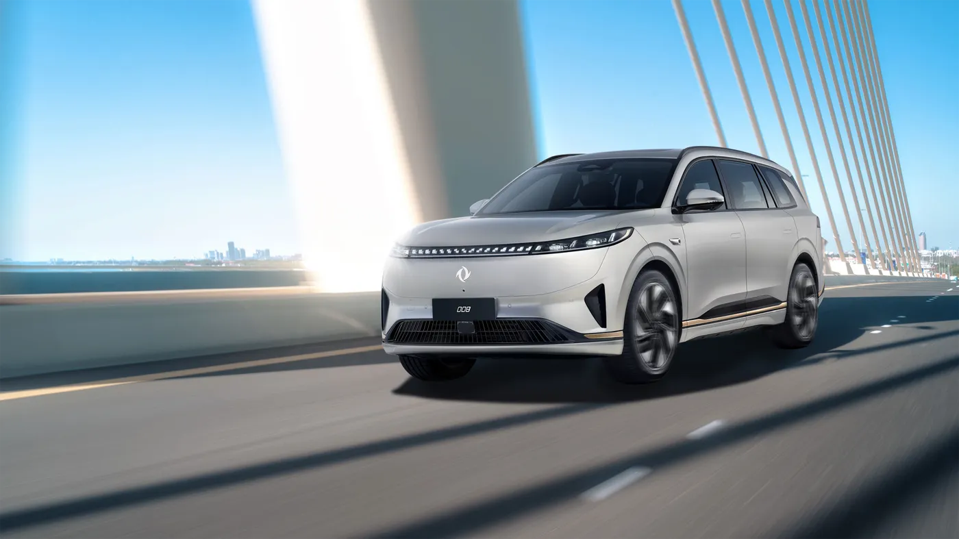 Dongfeng Eπ 008 PHEV en carretera