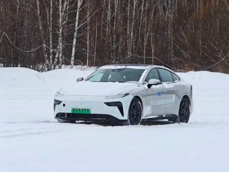 Vehículo de pruebas de Dongfeng durante la validación invernal de su batería en Mohe, China.