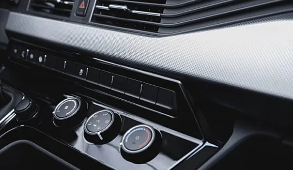 Detalle frontal de la Van K33 Refrigerado